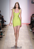ニューヨーク市内で発表されたエルベ・レジェ バイ マックスアズリア（Herve Leger By Max Azria）の09年春夏コレクション（2008年9月7日撮影）。(c)AFP/Getty Images/Scott Gries