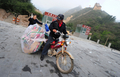 北京（Beijing）北部の八達嶺（Badaling）にある「万里の長城（Great Wall）」で、夜通し行われたレイブパーティーの翌朝に散乱したゴミを片付ける地元住民（2010年9月24日撮影）。(c)AFP/Frederic J. BROWN