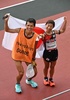 東京パラリンピック、陸上女子マラソン（視覚障害T12）。ガイドと金メダル獲得を喜ぶ道下美里（右、2021年9月5日撮影）。(c)Kazuhiro NOGI / AFP