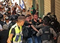 中東エルサレム旧市街で、イスラエル国旗を掲げて行進するユダヤ人デモ隊に抗議するパレスチナ人を取り締まる治安部隊（2022年5月29日撮影）。(c)HAZEM BADER / AFP