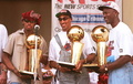 1995-96シーズンのNBAファイナルを制し、トロフィーを手にポーズをとるシカゴ・ブルズのデニス・ロッドマン、スコッティ・ピペン、マイケル・ジョーダン（1996年6月18日撮影）。(c)AFP/TIM ZIELENBACH