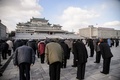 北朝鮮・平壌の金日成広場で、死去から10年となった金正日氏を追悼し敬意を表する市民（2021年12月17日撮影）。(c)KIM Won Jin / AFP