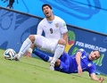 サッカーW杯ブラジル大会（2014 World Cup）グループD、イタリア対ウルグアイ。イタリアのジョルジョ・キエッリーニ（Giorgio Chiellini）に倒されるウルグアイのルイス・スアレス（Luis Suarez、2014年6月24日撮影）。(c)AFP/EMMANUEL DUNAND