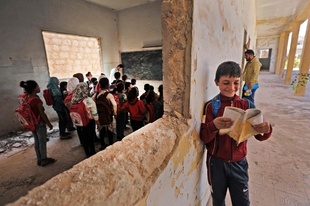 シリア前線の町で学校再開 机や椅子のない教室で学ぶ子どもたち