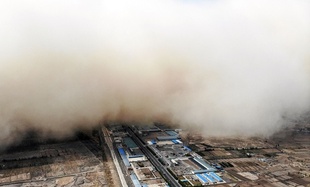巨大な黄砂の嵐、町をのみ込む 中国