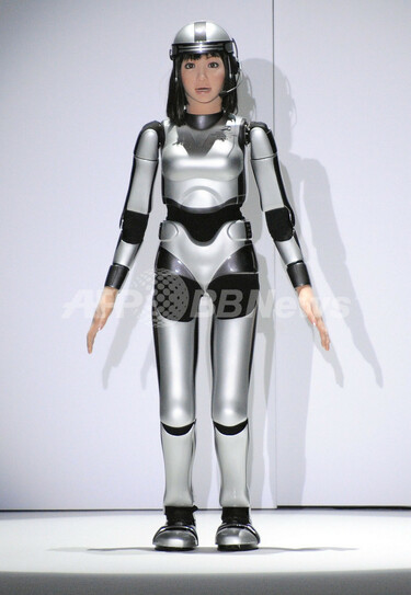 人間型ロボット、都内のファッションショーに登場 写真4枚 国際
