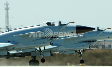 中国軍八一アクロバットチーム、J-10戦闘機を披露 写真17枚 国際