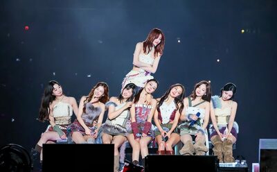 TWICE、香港カイタクスタジアムで360度公演成功