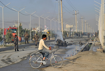 アフガニスタン首都で女が自爆攻撃、12人死亡 「米国映画に報復」