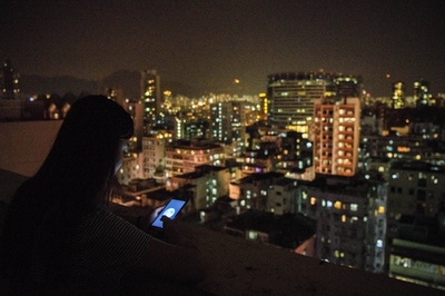 香港の「パートタイムガールフレンド」 SNSで若年化する援助交際