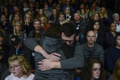 米デンバーの学校銃乱射、男子生徒が犯人に立ち向かい犠牲に