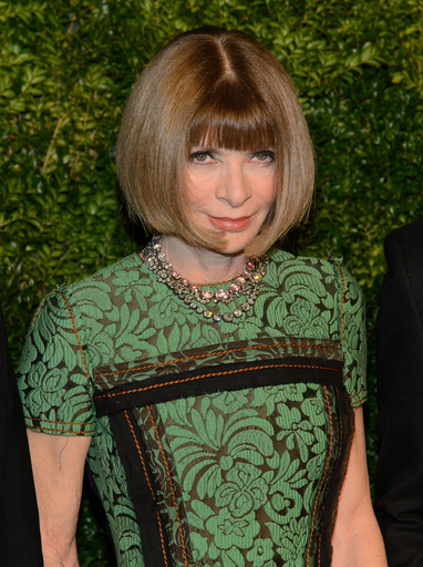 カール、アナ・ウィンターのためにテニスコート造成？！