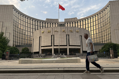 中国の中央銀行、人民元の国際化推進を約束