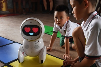 丸い体にスクリーンの顔、中国の幼稚園で増加するロボット先生「Keeko」