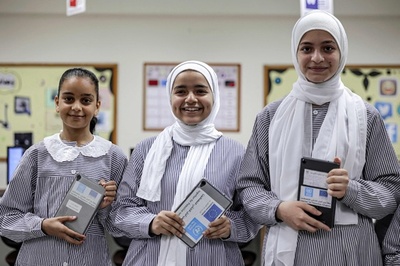 世界とつながるタブレット890台、ガザの子どもたちに配布