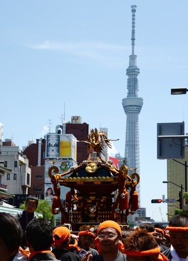 下町にあふれる人と熱気、浅草三社祭がクライマックス