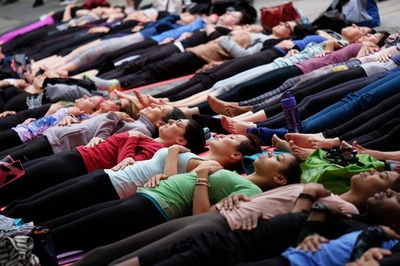 屋外だと効果もアップ？ ニューヨークの公園で集団ヨガレッスン