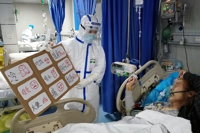 意思の疎通が困難な江西の看護師と武漢の患者、手作りのボードで解決