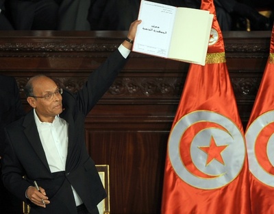 暫定大統領らチュニジア新憲法に署名 、「アラブの春」から3年