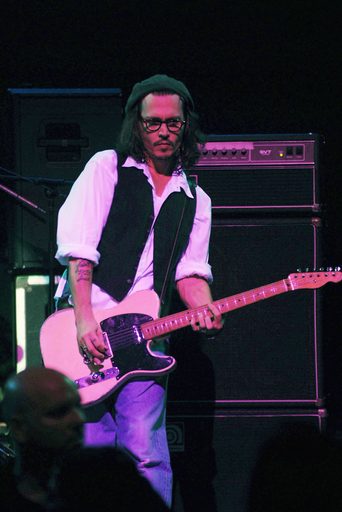 ジョニー・デップが昔のバンドでライブを行う - 米国