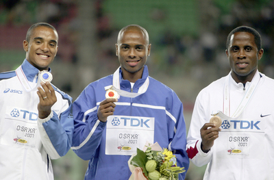 男子走り幅跳びの表彰式が行われる