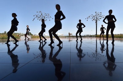 【今日の1枚】青空映す鏡のステージ キルギス