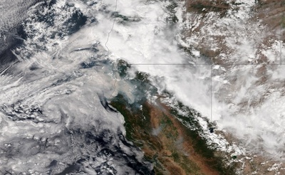 空から見た米加州山火事、一帯は煙で真っ白に