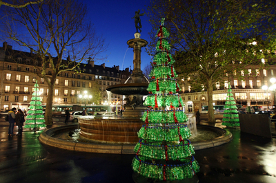 回収ペットボトルのクリスマスツリー、パリに登場