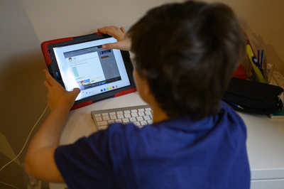 新型ウイルスで学校封鎖、オンライン授業に奮闘する教師 米NY