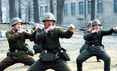 金正恩氏のイメージ戦略、ハード路線への急展開
