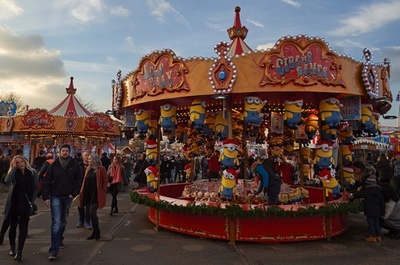 英ロンドン中心部がクリスマス一色、移動遊園地もにぎわう