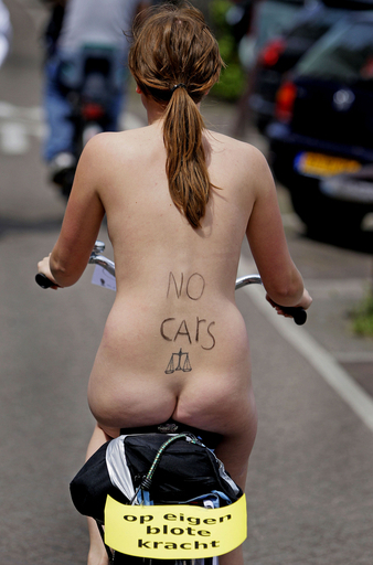 裸で自転車に乗ってアピールするのは…環境保護？