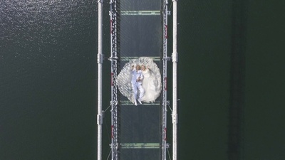 金婚式の記念はガラスの橋とウェディングドレス　中国・湖南