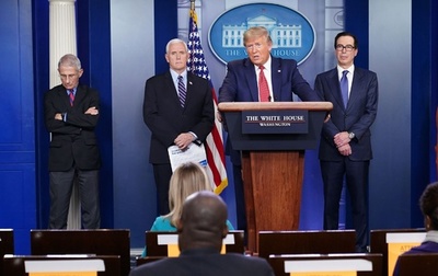 新型コロナ定例会見が高視聴率、トランプ氏が自慢