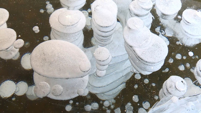 芸術的な自然現象「氷の泡」に観光客が殺到 「中国の北極」漠河市