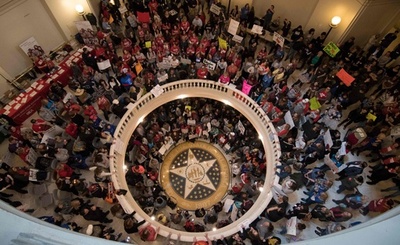 米各地で教員らがストなどの抗議行動、教育予算削減などに募る不満