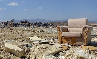 観光客急増で美しい島が…キプロスを悩ませるごみの山
