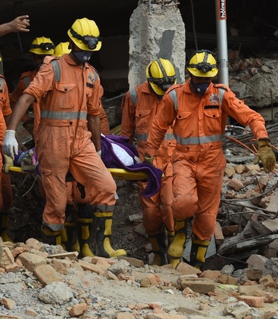 インドのビル倒壊、救助活動続く 死者5人に