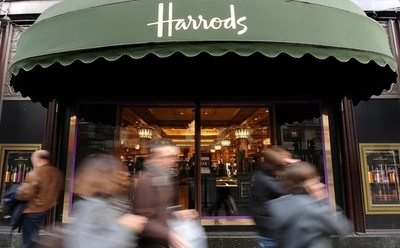 英王室御用達証「燃やして捨てた」、ハロッズ元会長が告白