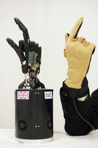 爆発物処理用のロボットハンド、英国防省