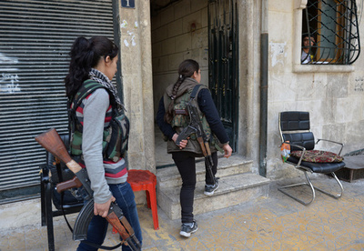 シリア反体制派に加勢するクルド人女性戦闘員たち