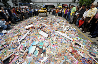 マニラ市、押収したポルノ多数を粉砕 撲滅運動をアピール