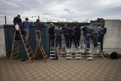 【今日の1枚】届け！ 熱い思い、壁越しの試合観戦