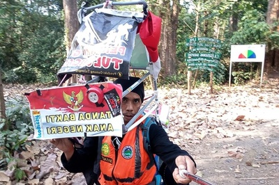 後ろ向きに歩いて700キロ踏破目指す、インドネシア人男性が森林保護訴え