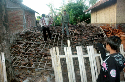 インドネシアでM6.7の地震、3人死亡、余震続く
