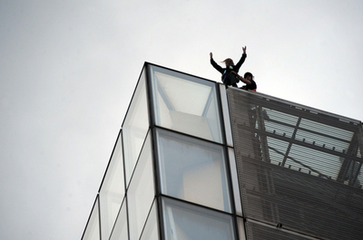 「フランスのスパイダーマン」、パリの国立図書館を制覇