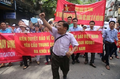 ベトナムで過去最大規模の反中デモ、南シナ海での衝突に抗議