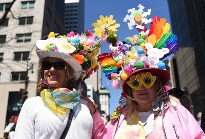 カラフルな帽子がたくさん、恒例のイースターパレード 米NY