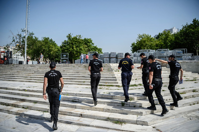 イスタンブールで男が警官を刺殺 ISメンバーか