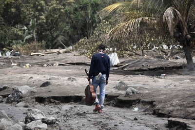 グアテマラ噴火の「グラウンド・ゼロ」 灰の海におびえる生存者ら